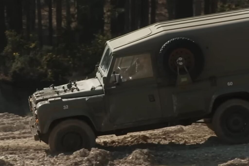 The British Army is retiring its iconic Land Rover fleet, ending decades of service and marking a major shift toward modern military mobility. Long valued for its ruggedness and off-road capability, the Land Rover has been a staple of British operations for over 50 years.
