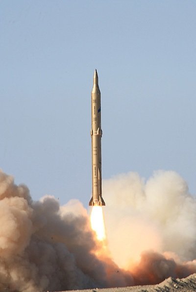 Iran has escalated tensions in the Middle East by deploying its Sejil ballistic missile, a major step forward in its military capabilities and strategic posture. This medium-range missile, powered by a two-stage solid-fuel system, can be launched within minutes, making it far less vulnerable than older liquid-fueled models. With a range of up to 2,000 km and a payload of 500 to 1,000 kg, it enables Tehran to strike deep into adversary territory while complicating interception efforts thanks to its maneuverability. This file is from the Farsnews.ir website.